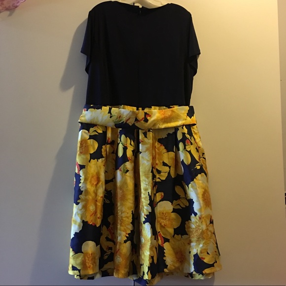 Plus Size Floral Print Dress - Picture 6 of 6